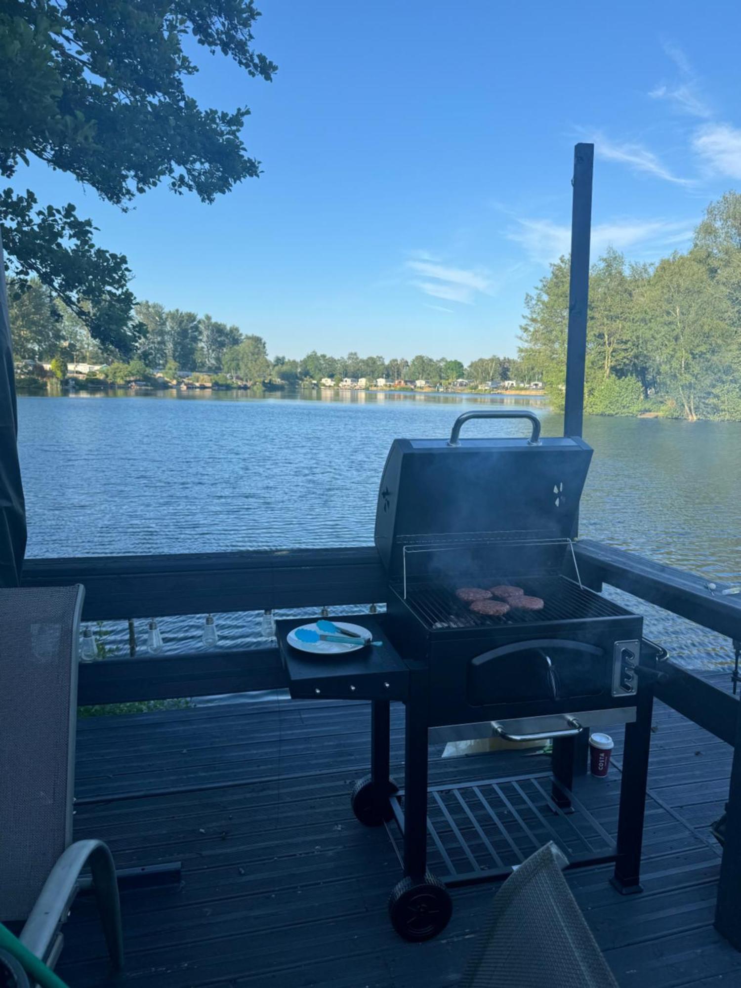 Lakeside Dorchester Lodge - Hot Tub With Fishing Peg Татершал Екстериор снимка